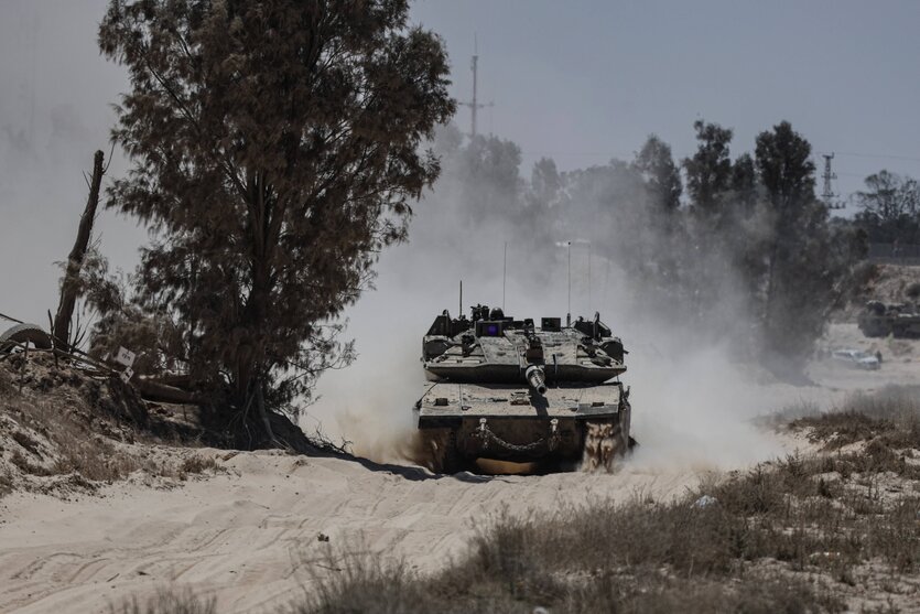 Ein Merkava-Panzer der israelischen Streitkräfte fährt durch unwegsames Gelände