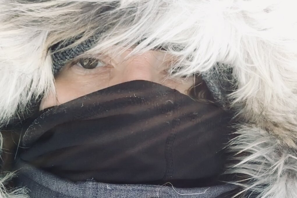 Eine vermummte Person, von der man nur die Augen sieht