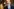 Ein Mann mit Brille schaut freundlich