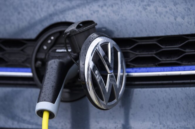Ein Elektroauto an einer Ladestation