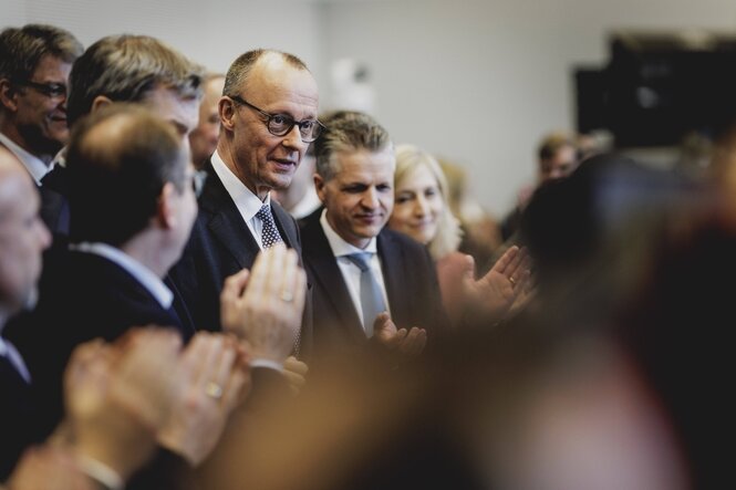 Friedrich Merz wird von seinen Parteianhänger:innen beklatscht