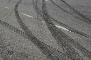 Schwarze Bremsspuren auf einer Straße