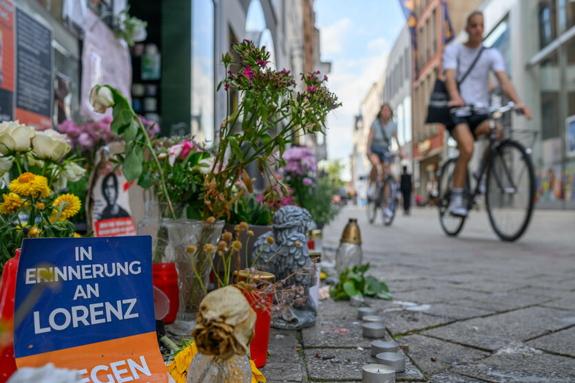 Blumen und Kerzen für Lorenz A. in der Oldenburger Achternstraße