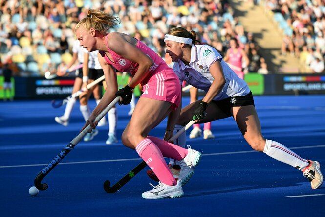 Deutschlands Lilly Stoffelsma und Frankreichs Marie-Alice Pelletier Rimbert kämpfen um den Ball.
