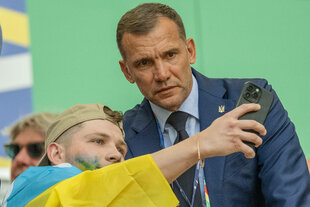 Ein junger Fan macht eine Selfie auf der Stadiontribüne mit Andrij Schewtschenko