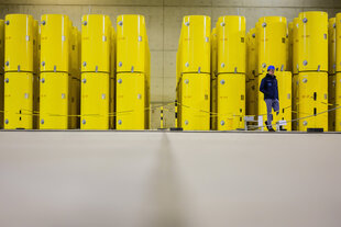 Gelbe Castorbehälter hinter Absperrungen