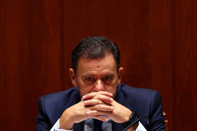 Premier Luis Montenegro verschränkt die Hände im Sitzen