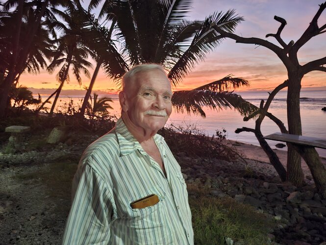 Bill Carruthers steht im Abendlicht an einer Küste