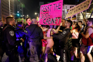 In Tel Aviv geraten am Samstag Demonstrierende und die Polizei aneinander