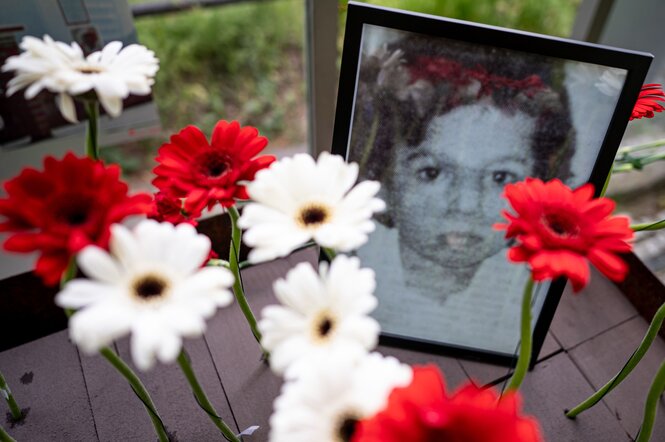 Blumen stecken bei der Gedenkveranstaltung der Stiftung Berliner Mauer zu Çetin Merts Tod vor 50 Jahren vor einem Bild des Jungen. Der Fünfjährige ertrank in der Spree an der Sektorengrenze zwischen Ost- und West-Berlin.