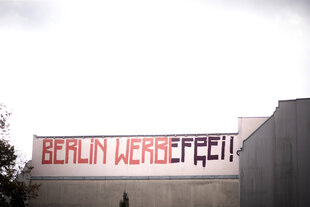 "Berlin werbefrei!" als Graffiti an einer Hauswand