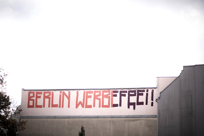 "Berlin werbefrei!" als Graffiti an einer Hauswand
