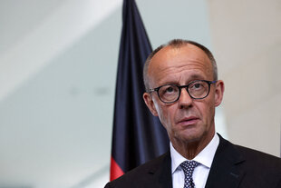 Mann vor Flagge