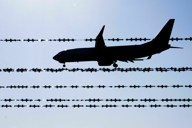 Flugzeug hinter Stacheldraht
