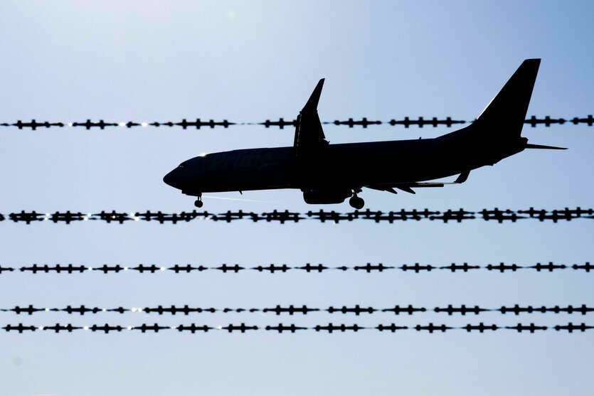 Flugzeug hinter Stacheldraht