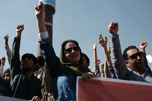Frauen und Männer demonstrieren inn Kabul gegen die Taliban