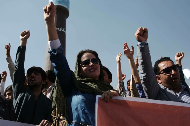 Frauen und Männer demonstrieren inn Kabul gegen die Taliban