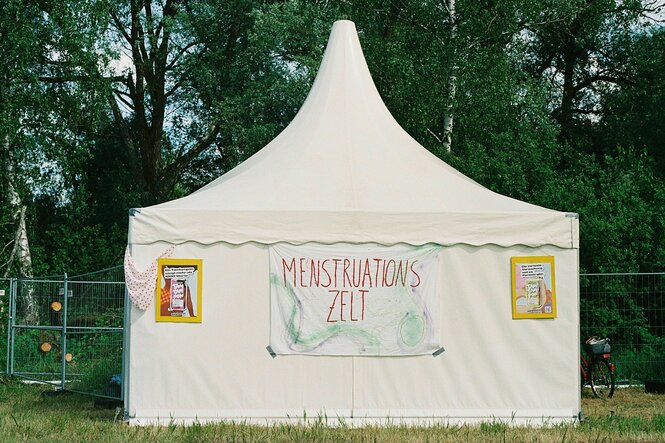 Weißes Zelt mit der Aufschrift "Menstruationszelt"