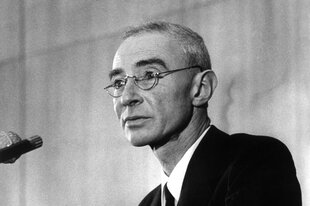 Der amerikanische Atomphysiker J. Robert Oppenheimer bei einer Rede in Berlin.