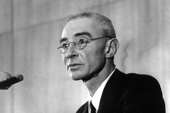 Der amerikanische Atomphysiker J. Robert Oppenheimer bei einer Rede in Berlin.