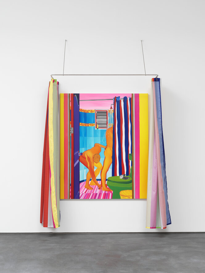 Ein Bild hängt gerahmt von einem gestreifften Duschvorhang inder Galerie, es zeigt zwei duschende Männer