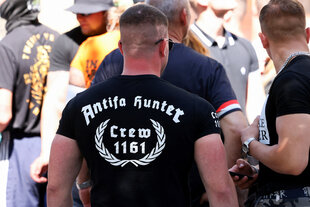 Neonazi bei Pride-Gegendemo in Bautzen - auf seinem T-Shirt steht "Antifa Hunter"