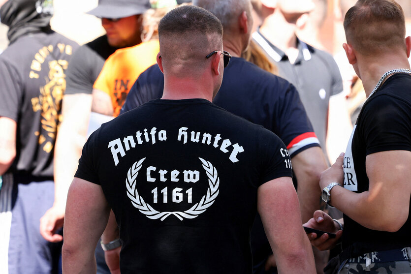 Neonazi bei Pride-Gegendemo in Bautzen - auf seinem T-Shirt steht "Antifa Hunter"