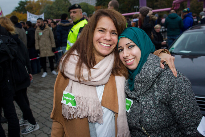 Zwei Personen bei einer Demonstration.