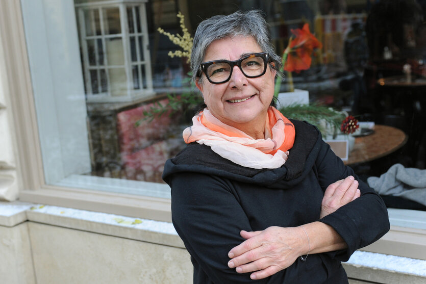 Porträt von Nurten Yilmaz, sie trägt kurze graue Haare und eine Brille