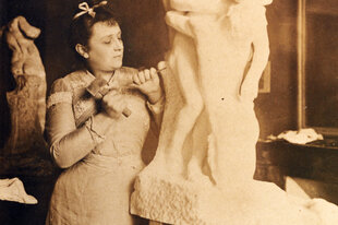 Camille Claudel arbeitet an einer Skulptur