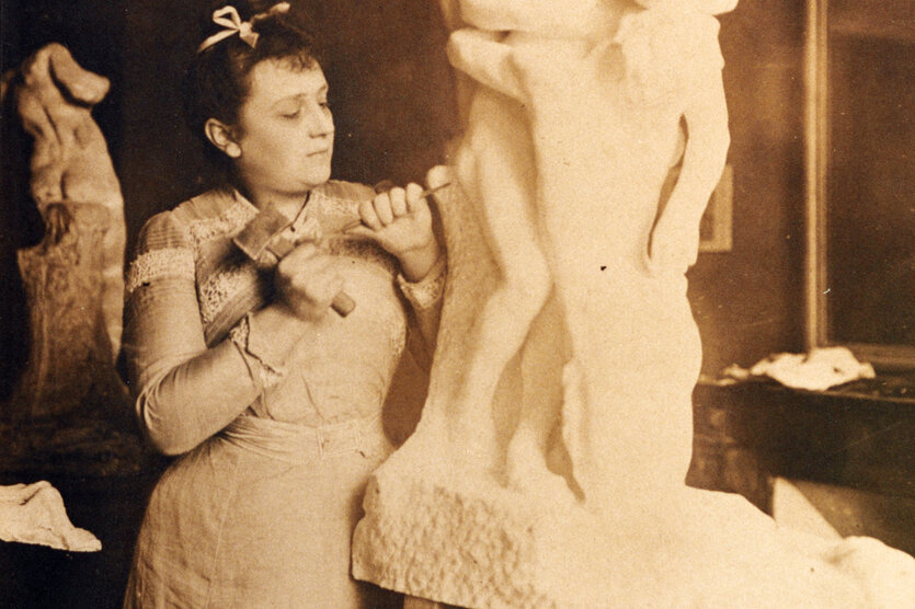 Camille Claudel arbeitet an einer Skulptur