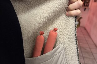 Zwei Stoffwürste stecken in der Innentasche einer Jacke