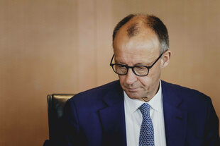 Bundeskanzler Friedrich Merz schaut nachdenklich