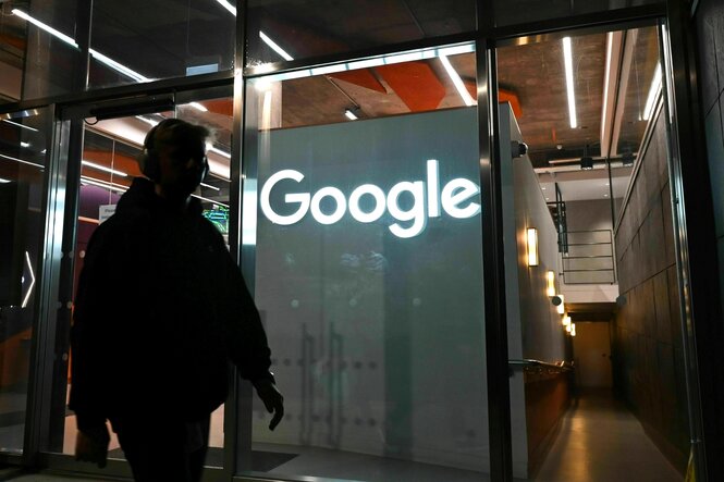 Ein großes Firmenschild mit der Aufschrift Google steht vor einem Gebäude mit viel Glas