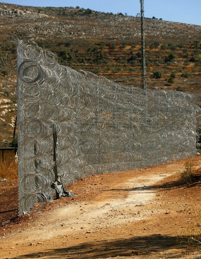 Ein hoher Stacheldrahtzaun