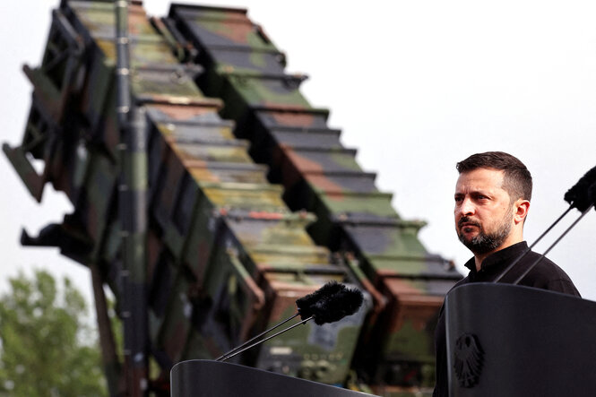 Präsident Wolodymyr Selenskyj steht neben einem Patriot-Raketensystem