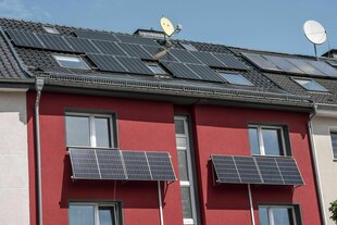 Wohnhaus mit Photovoltaik Modulen an der Fassade und auf dem Dach