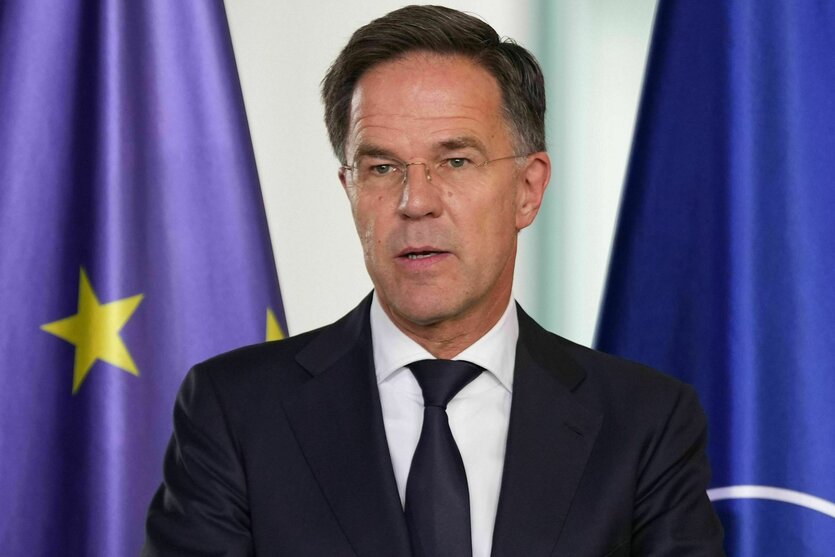 Ein Mann spricht zu Vertretern der Presse