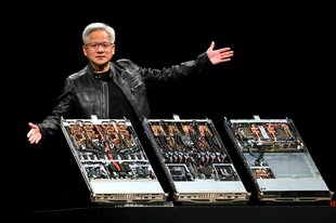 Jensen Huang, Präsident und CEO der Nvidia Corporation, hält eine Rede. Er steht vor geöffneten Geräten mit Halbleitertechnologie