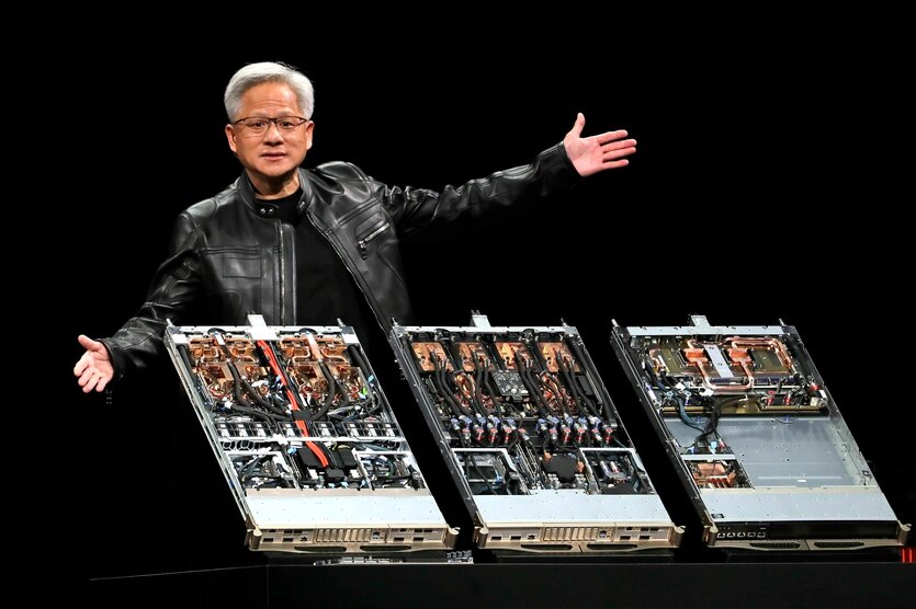 Jensen Huang, Präsident und CEO der Nvidia Corporation, hält eine Rede. Er steht vor geöffneten Geräten mit Halbleitertechnologie