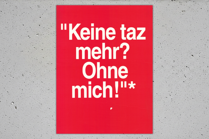 Ein altes Plakat in typischem taz-Rot mit der Aufschrift „Keine taz mehr? Ohne mich!“ in großen Buchstaben. Das Plakat entstammt der ersten rettungskampagne für die taz von 1992. Es ist für die Querformat-Darstellung auf einem neutralen Sichtbetonhintergrund angeordnet.