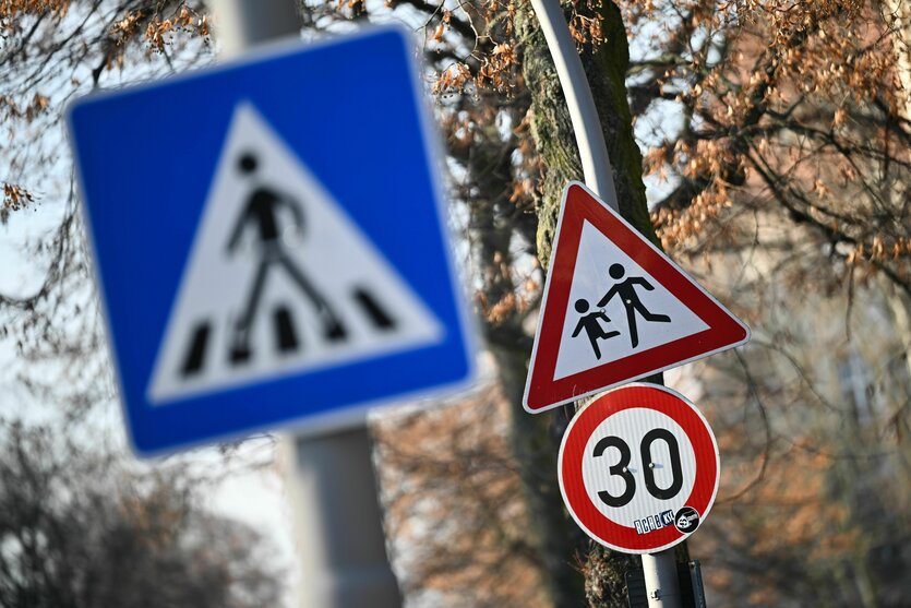 Verkehrsschilder: Fußgängerüberweg, Kinder, Tempo 30