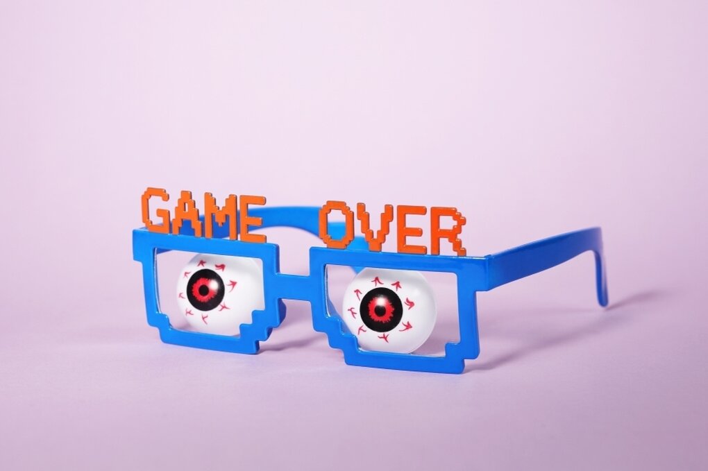 Studioaufnahme einer Brille mit Augen.