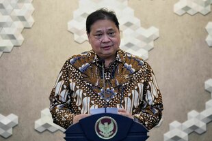 Der indonesische Koordinationsminister für wirtschaftliche Angelegenheiten Airlangga Hartarto spricht während einer Pressekonferenz