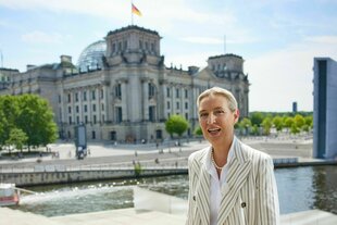 Alice Weidel jovial vor dem sommerlichen Bundestag