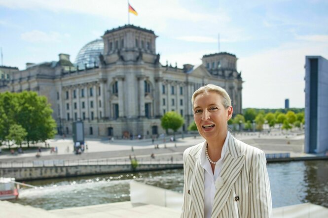 Alice Weidel jovial vor dem sommerlichen Bundestag
