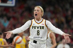Spielerin Sophie Cunnunhgam mit weit ausgebreiteten Armen