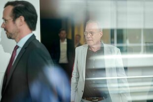 Matthias Miersch, SPD-Fraktionsvorsitzender, geht am Rande der Sitzung des Bundestags durch einen Gang, wir sehen ihn durch eine stark reflektierende Glasscheibe