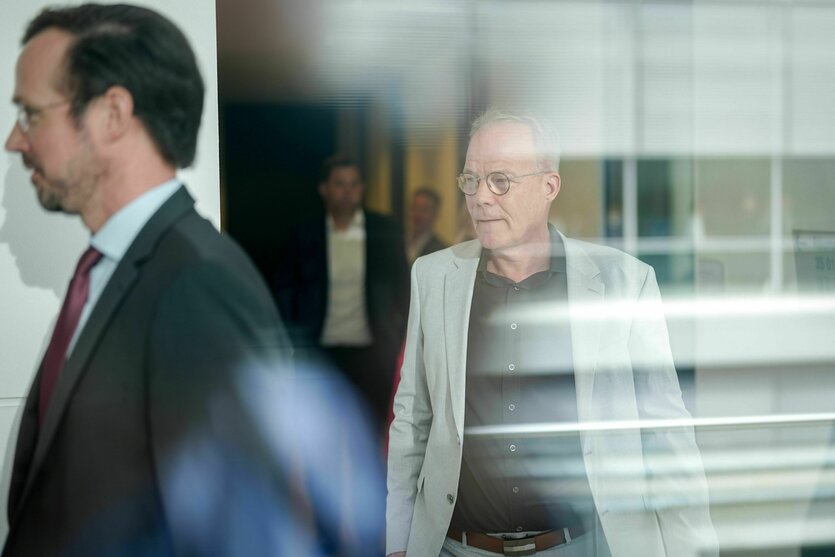 Matthias Miersch, SPD-Fraktionsvorsitzender, geht am Rande der Sitzung des Bundestags durch einen Gang, wir sehen ihn durch eine stark reflektierende Glasscheibe