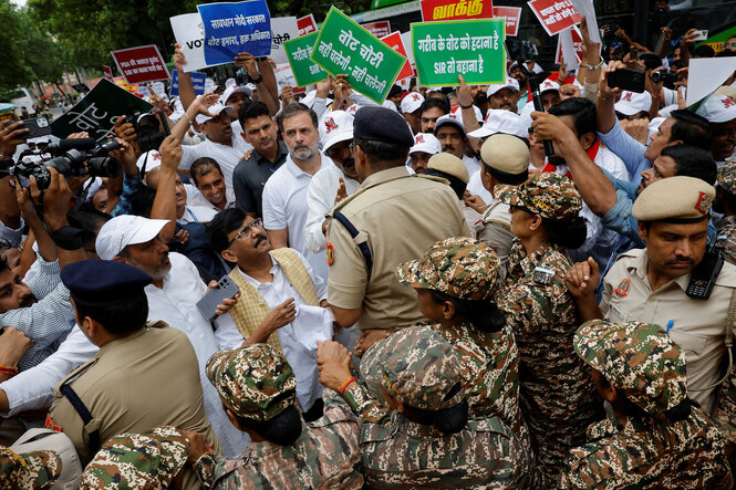 Rahul Gandhi in einer demonstrierenden Menschenmenge